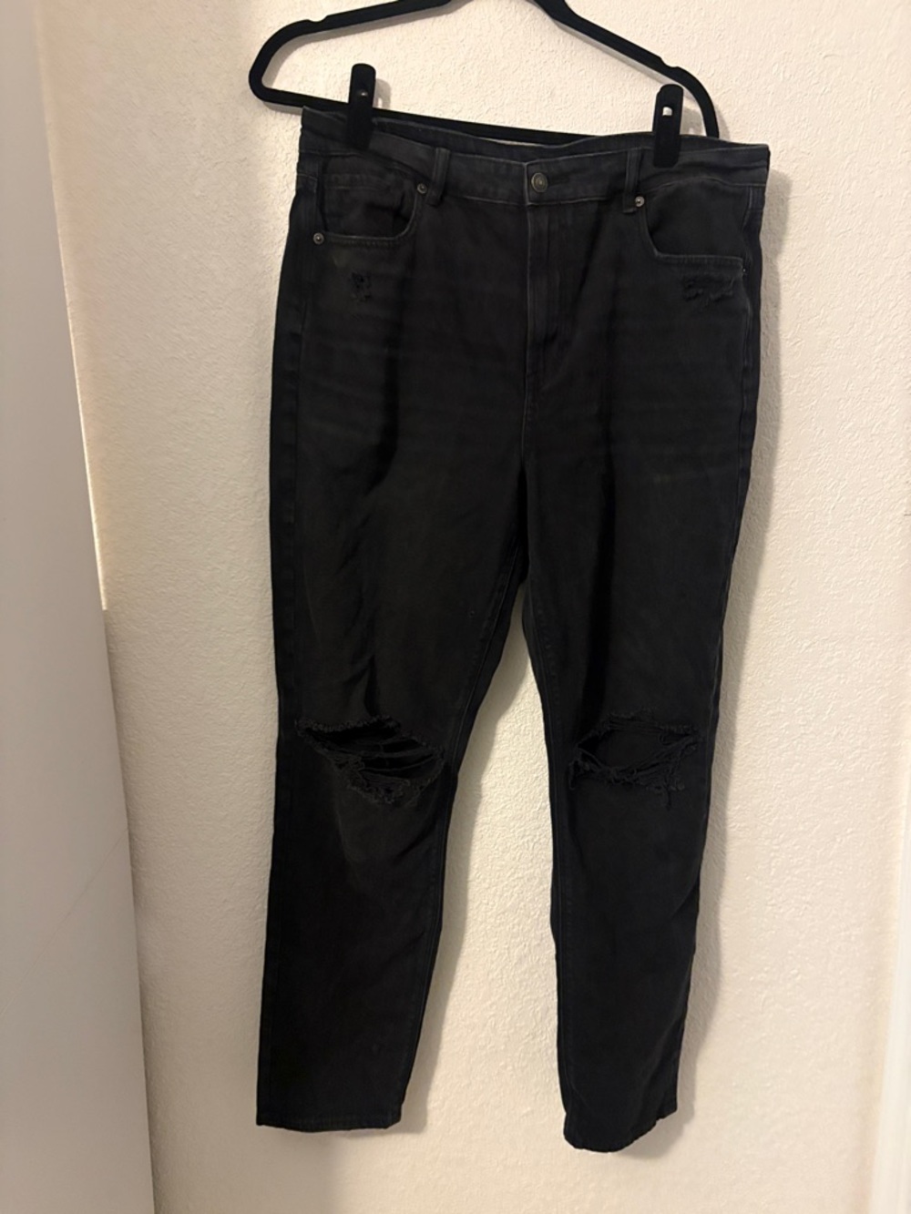 American Eagle Outfitters Black Slim Straight Women's Jeans with Knee Rips